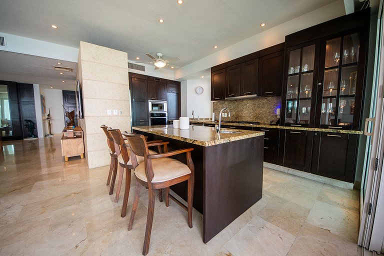 Oceanfront Escape with Los Arcos View - 3BR