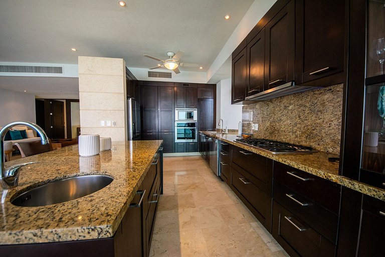 Oceanfront Escape with Los Arcos View - 3BR