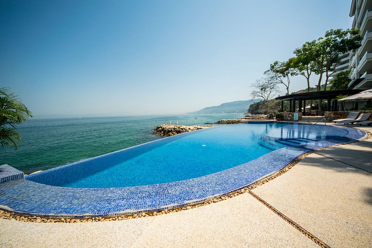 Oceanfront Escape with Los Arcos View - 3BR