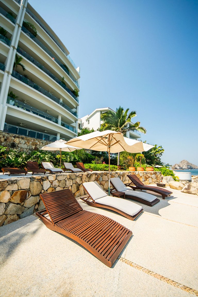 Oceanfront Escape with Los Arcos View - 3BR