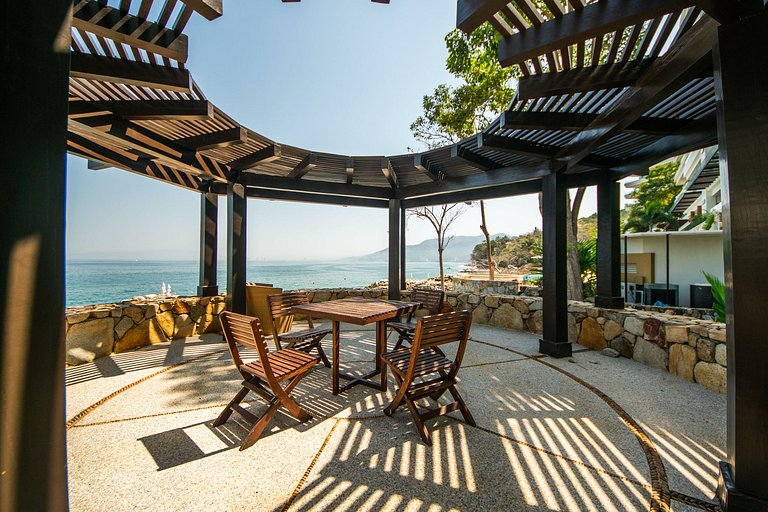 Oceanfront Escape with Los Arcos View - 3BR