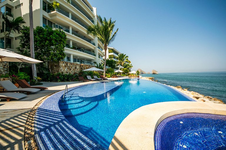 Oceanfront Escape with Los Arcos View - 3BR