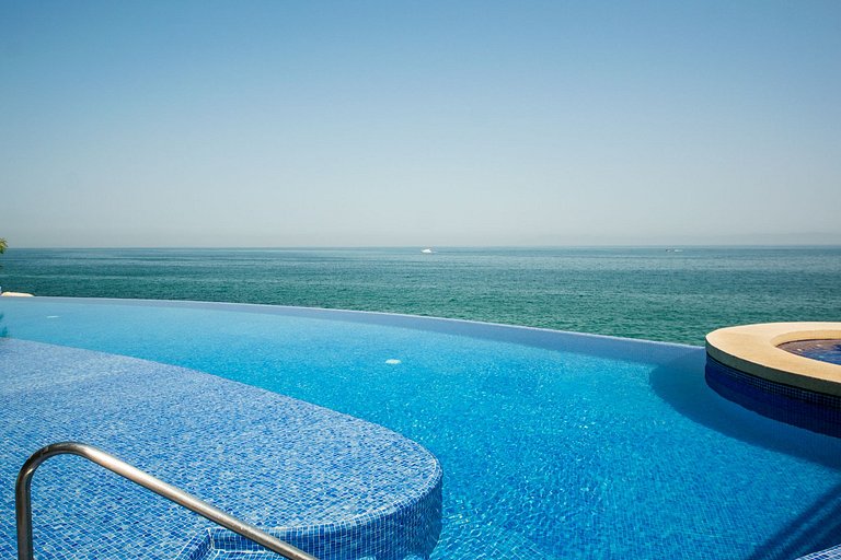 Oceanfront Escape with Los Arcos View - 3BR