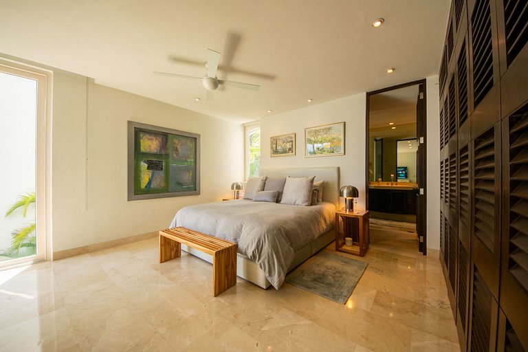 Oceanfront Escape with Los Arcos View - 3BR
