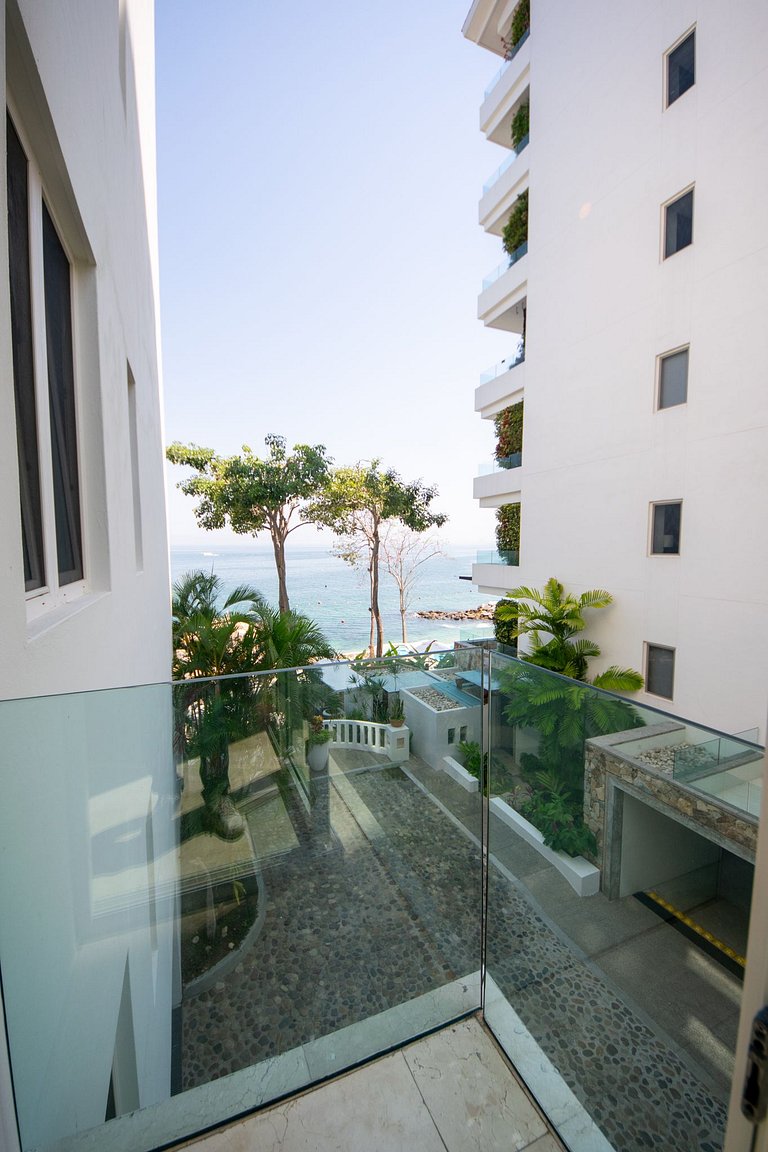 Oceanfront Escape with Los Arcos View - 3BR