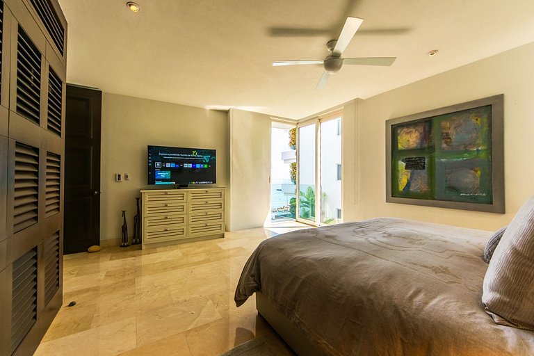 Oceanfront Escape with Los Arcos View - 3BR