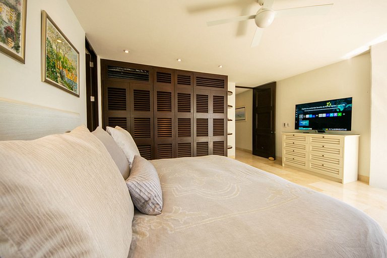 Oceanfront Escape with Los Arcos View - 3BR
