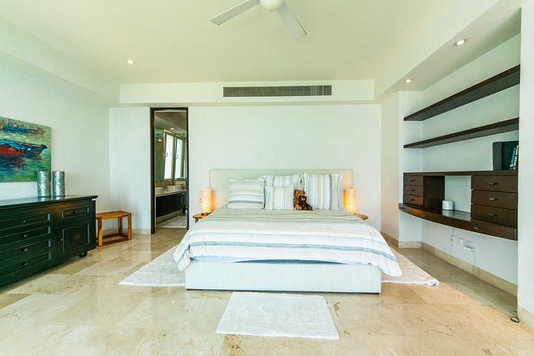 Oceanfront Escape with Los Arcos View - 3BR