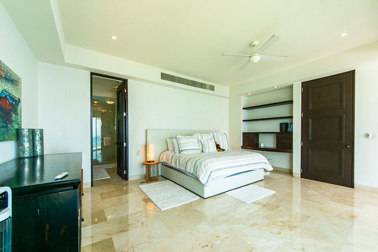 Oceanfront Escape with Los Arcos View - 3BR