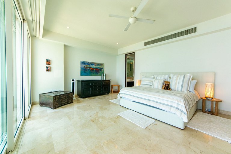 Oceanfront Escape with Los Arcos View - 3BR