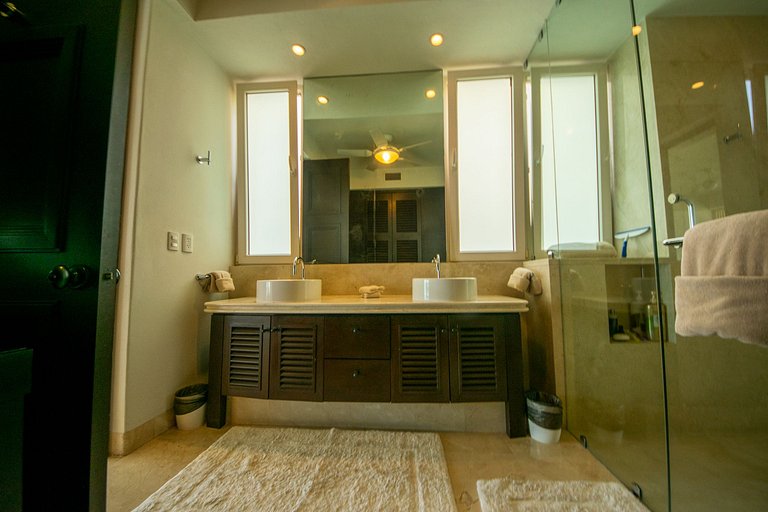 Oceanfront Escape with Los Arcos View - 3BR