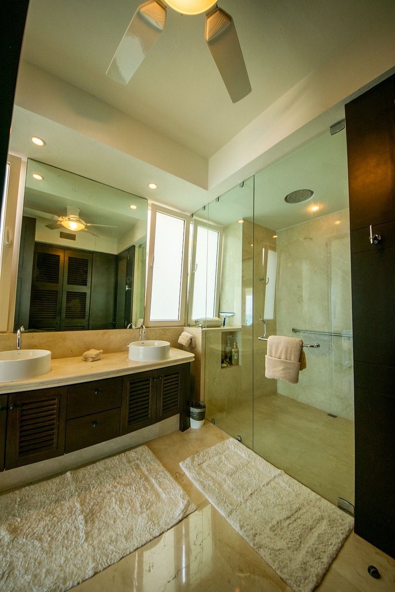 Oceanfront Escape with Los Arcos View - 3BR