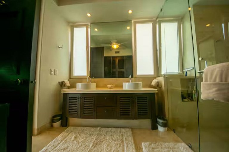 Oceanview Condo with Terrace, Pool & Beach Access