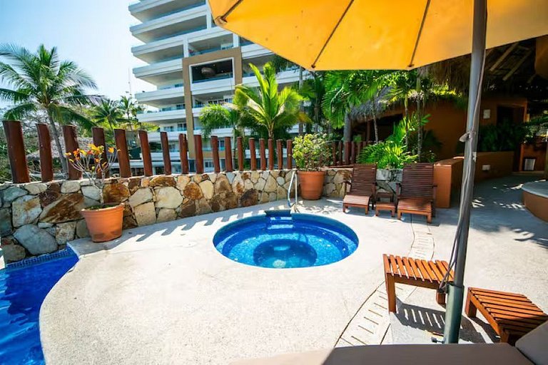 Condo Vista al Mar con Terraza, Alberca y Playa