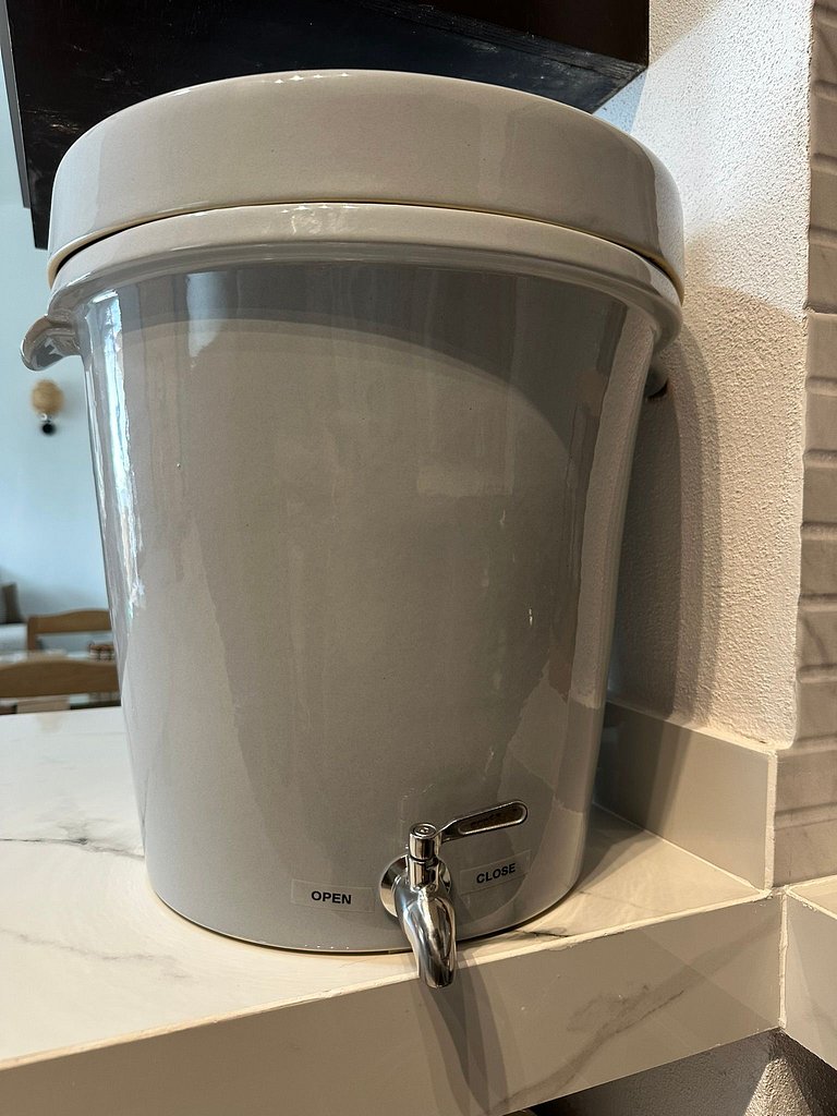 Acceso a alberca rodeada de palmeras, cerca de tiendas frent