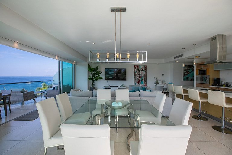 Beachfront Condo w/ Infinity Pool & Terrace Views