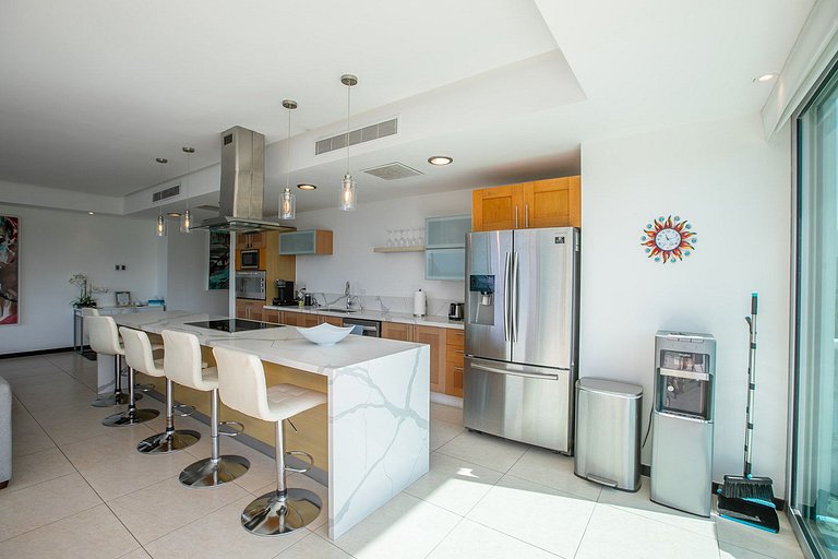 Beachfront Condo w/ Infinity Pool & Terrace Views