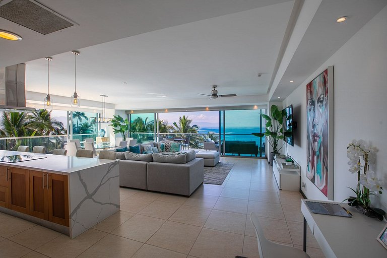Beachfront Condo w/ Infinity Pool & Terrace Views