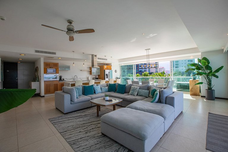 Beachfront Condo w/ Infinity Pool & Terrace Views