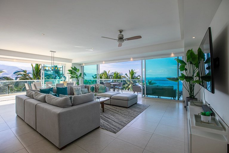 Beachfront Condo w/ Infinity Pool & Terrace Views
