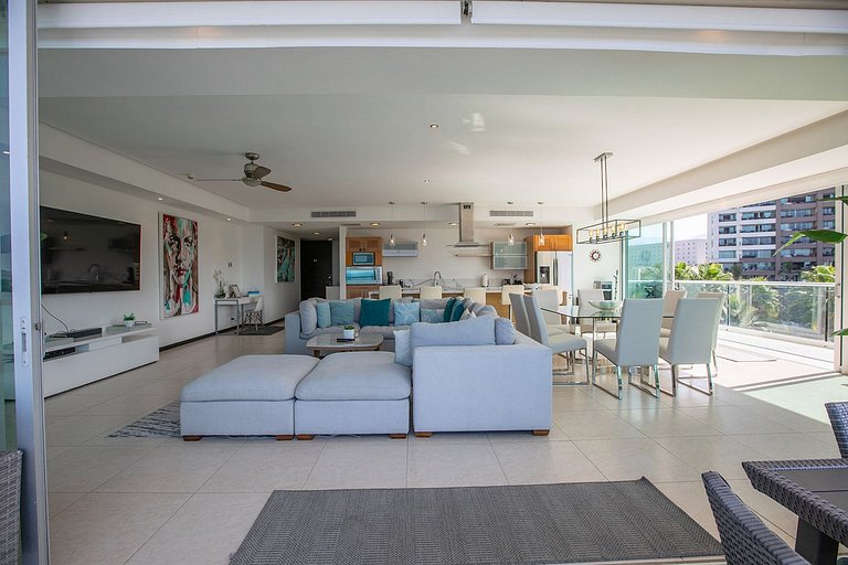 Beachfront Condo w/ Infinity Pool & Terrace Views