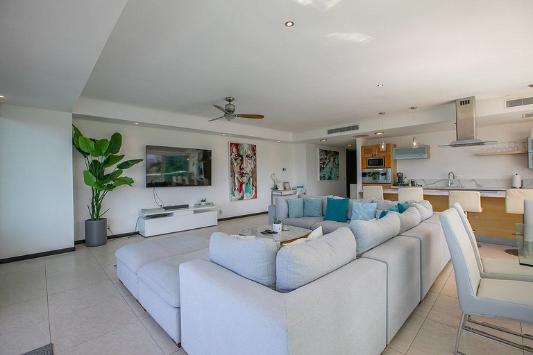 Beachfront Condo w/ Infinity Pool & Terrace Views