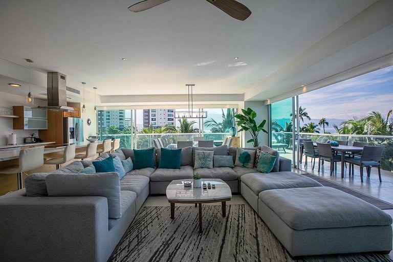 Beachfront Condo w/ Infinity Pool & Terrace Views