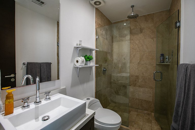 Beachfront Condo w/ Infinity Pool & Terrace Views