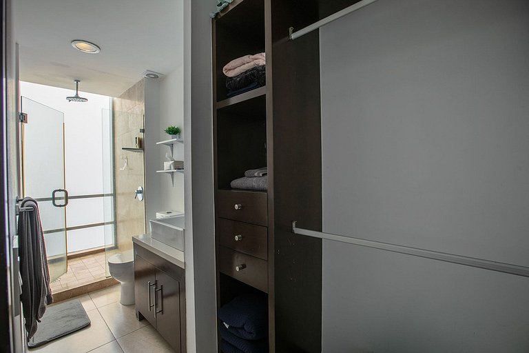 Beachfront Condo w/ Infinity Pool & Terrace Views