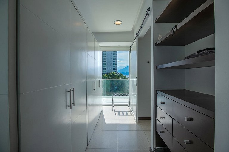 Beachfront Condo w/ Infinity Pool & Terrace Views