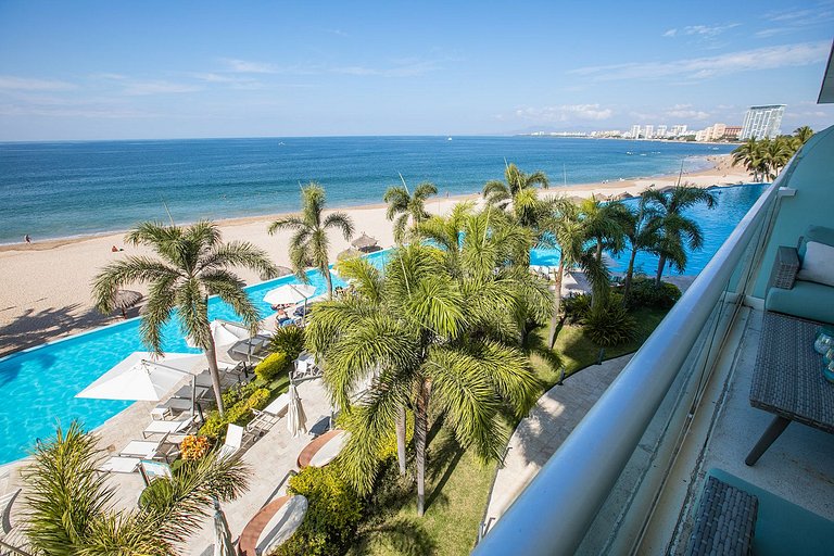 Beachfront Condo w/ Infinity Pool & Terrace Views
