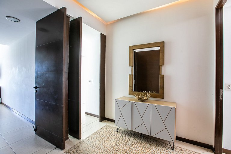 Beachfront Condo w/ Infinity Pool & Terrace Views