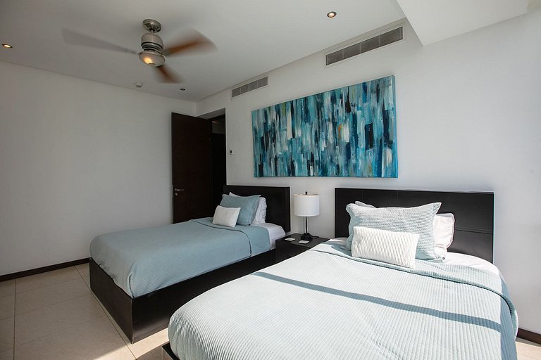 Beachfront Condo w/ Infinity Pool & Terrace Views