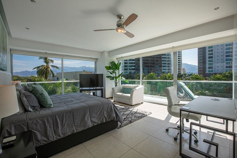 Beachfront Condo w/ Infinity Pool & Terrace Views