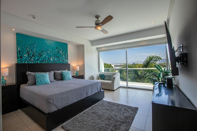 Beachfront Condo w/ Infinity Pool & Terrace Views