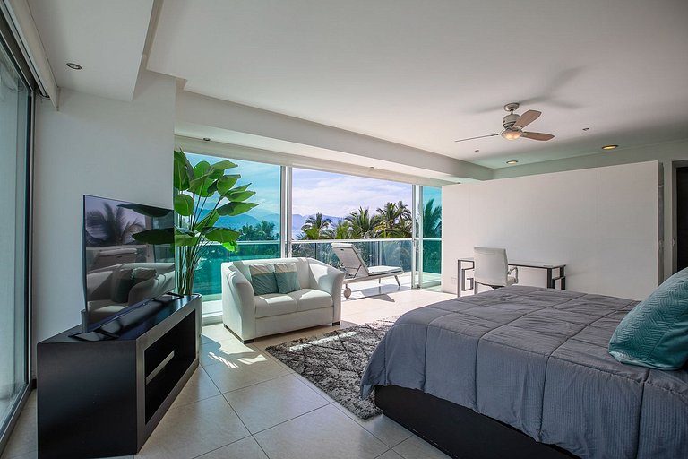 Beachfront Condo w/ Infinity Pool & Terrace Views