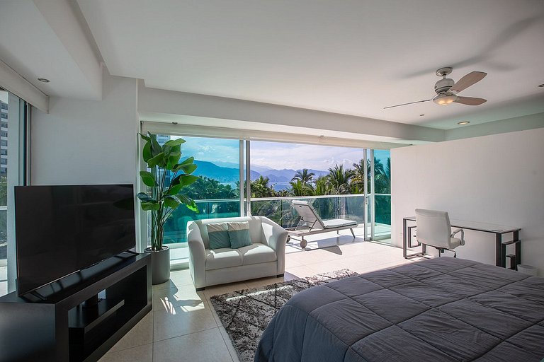 Beachfront Condo w/ Infinity Pool & Terrace Views