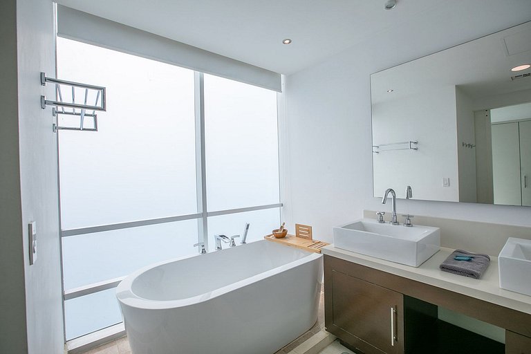 Beachfront Condo w/ Infinity Pool & Terrace Views