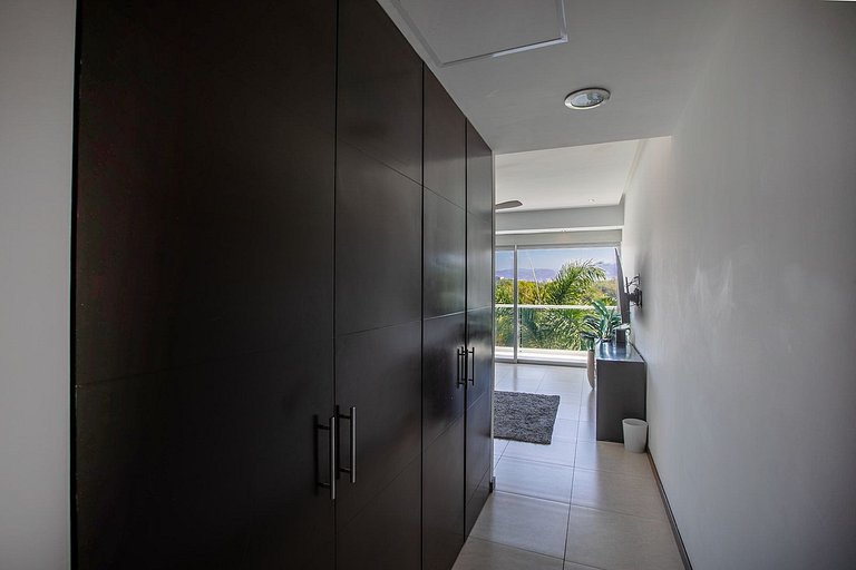 Beachfront Condo w/ Infinity Pool & Terrace Views