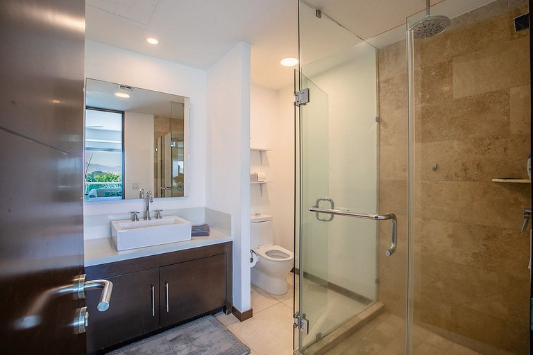 Beachfront Condo w/ Infinity Pool & Terrace Views