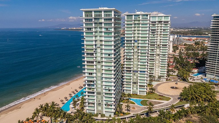 Beachfront Condo w/ Infinity Pool & Terrace Views