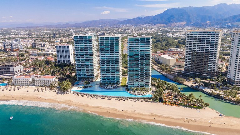 Beachfront Condo w/ Infinity Pool & Terrace Views
