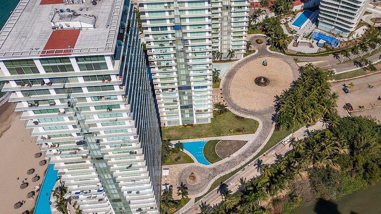 Beachfront Condo w/ Infinity Pool & Terrace Views