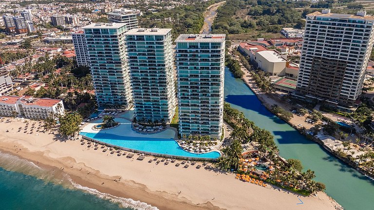 Beachfront Condo w/ Infinity Pool & Terrace Views