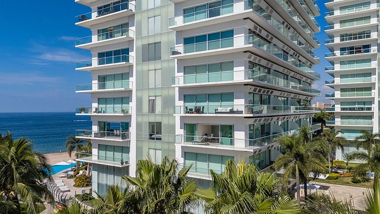 Beachfront Condo w/ Infinity Pool & Terrace Views