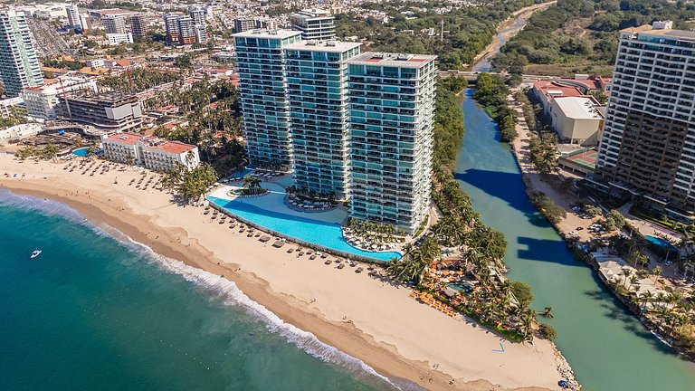 Beachfront Condo w/ Infinity Pool & Terrace Views