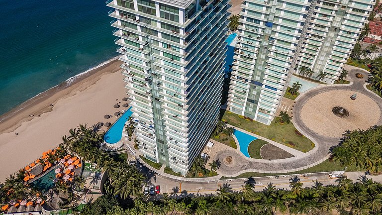 Beachfront Condo w/ Infinity Pool & Terrace Views