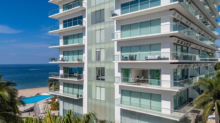 Beachfront Condo w/ Infinity Pool & Terrace Views